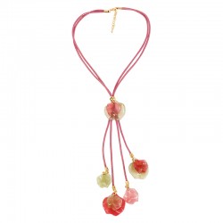 Collar con cordón rosa trenzado y hojas acrílicas colgantes