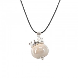 Collar Con Cuenta De Cerámica Color Crema Y Corona De Metal Plateado