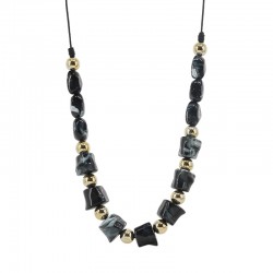 Collar con cuentas acrílicas irregulares negras y cuentas CCB doradas