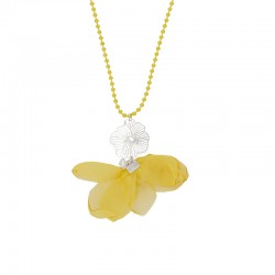 Collar con Flor Metálica y Pétalos de Gasa Amarilla