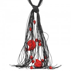 Collar con Múltiples Cordones Negros y Conchas y Cuentas Rojas