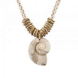 Collar con concha acrílica y discos metálicos