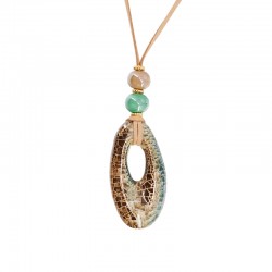 Collar con colgante ovalado de cerámica marrón en cordón de ante