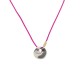 Collar con colgante metálico redondo y cordón fucsia