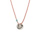 Collar con colgante redondo de metal y cordón naranja