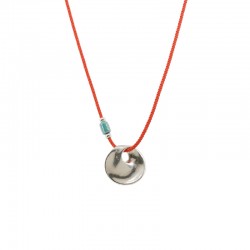 Collar con colgante redondo de metal y cordón naranja