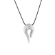 Collar con colgante plateado curvado y cordón negro