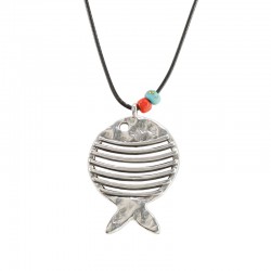 Collar con Pez Martillado de Metal Plateado en Cordón Negro