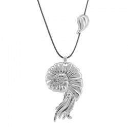 Collar con concha en espiral de metal plateado sobre cordón negro