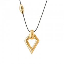 Collar con colgante rombo metálico dorado sobre cordón negro