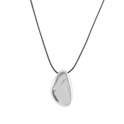 Collar con colgante de metal plateado en cordón negro