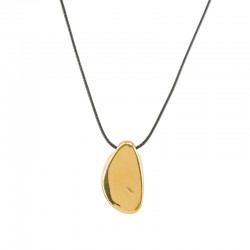 Collar con colgante de metal dorado sobre cordón negro