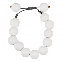 Pulsera con cuentas de madera blancas y separadores metálicos dorados