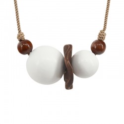 Collar con cordón trenzado y cuentas de madera blancas