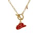 Collar de oro con sombrero de vaquero esmaltado en rojo y cierre en T